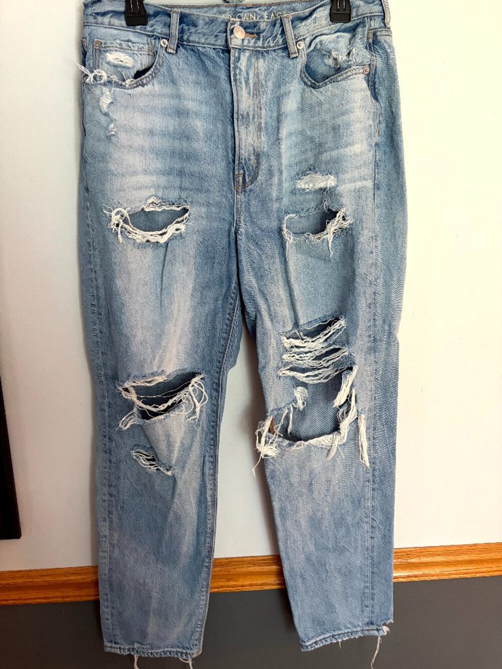 Women's AMERICAN EAGLE Mom Stretch Distressed Blue Wash Denim Jeans Size 12